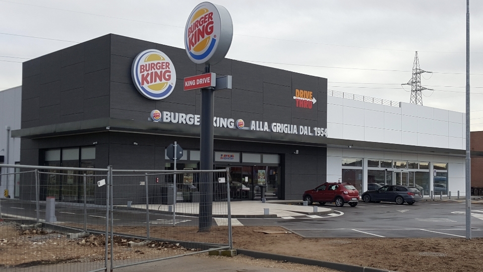 Facciata ventilata HPL su nuovo Burger King in Veneto